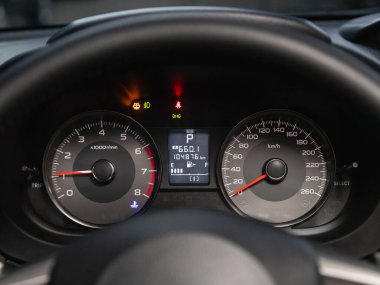 Novosibirsk, Rusya - 09 Aralık 2021: Subaru Forester, siyah araba hız göstergesi. Torpido gözüne yakın çekim yapan bir araba..