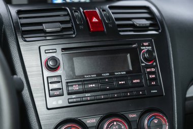 Novosibirsk, Rusya - 09 Aralık 2021: Subaru Forester, Car ses sistemi konsepti. Arabada müzik çalar.