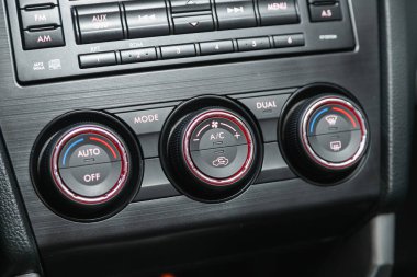 Novosibirsk, Rusya - 09 Aralık 2021: Subaru Forester, Klima kontrol panelindeki arabanın klimasını açmak için düğmeler