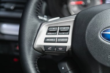 Novosibirsk, Rusya - 09 Aralık 2021: Subaru Forester, medya telefon kontrol düğmeleri siyah arkaplanda izole edilmiş. Arabanın iç ayrıntıları.