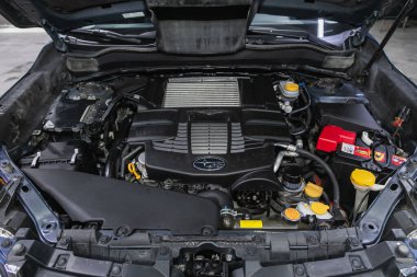 Novosibirsk, Rusya - 09 Aralık 2021: Subaru Forester, araba motorunun ön görüntüsünü kapatın. İçten yanmalı motor, araba parçaları, ayreylin