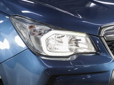 Novosibirsk, Rusya - 09 Aralık 2021: Subaru Forester, arabanın farlarını kapat. Dış görünüm kapatma ayrıntısı