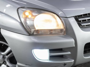 Novosibirsk, Rusya - 09 Aralık 2021: Kia Sportage, arabanın farlarını kapatın. Dış görünüm kapatma ayrıntısı