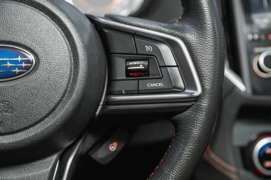 Novosibirsk, Rusya - 09 Aralık 2021: Subaru XV, medya telefon kontrol düğmeleri siyah arkaplanda izole edilmiş. Arabanın iç ayrıntıları.