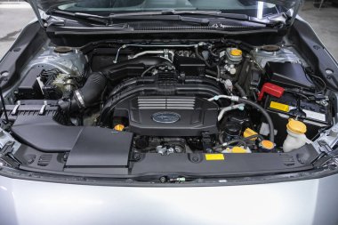 Novosibirsk, Rusya - 09 Aralık 2021: Subaru XV, araba motorunun detaylarını kapat, ön görüş. İçten yanmalı motor, araba parçaları, ayreylin