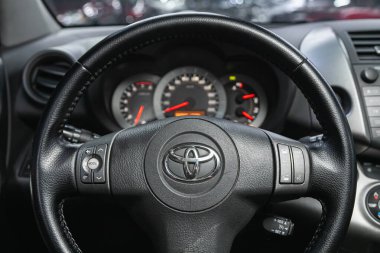 Novosibirsk, Rusya - 09 Aralık 2021: Toyota RAV-4, İç mimarili modern araba manzarası