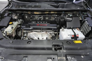 Novosibirsk, Rusya - 09 Aralık 2021: Toyota RAV-4, araba motorunun ön görüntüsünü kapatın. İçten yanmalı motor, araba parçaları, ayreylin