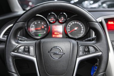 Novosibirsk, Rusya - 10 Ocak 2022: Opel Astra, İç mimarili modern araba manzarası