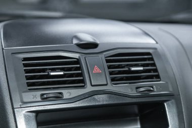 Novosibirsk, Rusya - 18 Kasım 2021: Lada Granta, saptırıcı, araba havalandırma sistemi. Araba kliması.