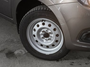 Novosibirsk, Rusya - 18 Kasım 2021: Lada Granta, araba tekerleğini kapat