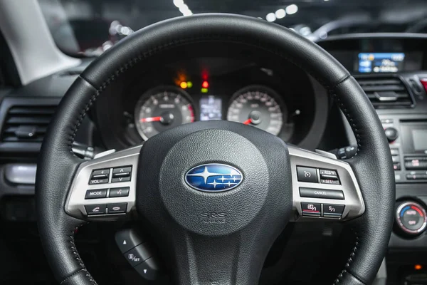 Novosibirsk, Rusya - 09 Aralık 2021: Subaru Forester, İç mimarili modern araba manzarası