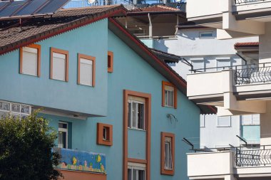 Deniz tarzında güzel mavi bir bina ve doğu şehrinin ortasında balık.