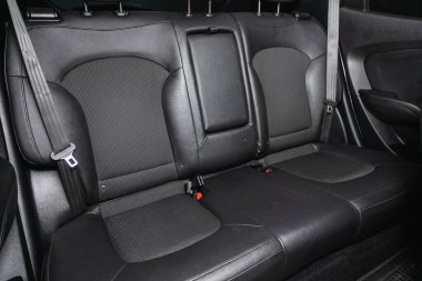 Novosibirsk, Rusya - 10 Ocak 2022: Hyundai IX-35, iç tasarım, araç yolcuları ve emniyet kemerli sürücü koltukları.