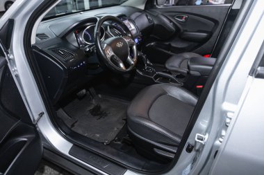 Novosibirsk, Rusya - 10 Ocak 2022: Hyundai IX-35, gösterge paneli, oyuncu, direksiyon, gaz kolu, düğmeler, koltuklar. 