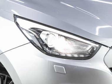 Novosibirsk, Rusya - 10 Ocak 2022: Hyundai IX-35, modern bir arabanın parlayan farları