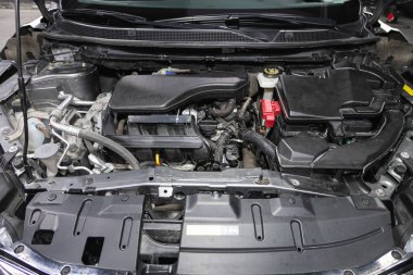 Novosibirsk, Rusya - 11 Ocak 2022: Nissan Qashqai, Araba motoru, yakın çekim. İçten yanmalı motor, araba parçaları, ayreylin