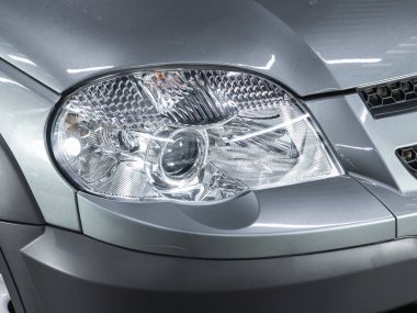 Novosibirsk, Rusya - 18 Kasım 2021: Lada Niva, modern bir arabanın parlayan farları