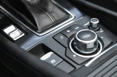 Novosibirsk, Rusya - 11 Ocak 2022: Mazda 6, modern merkezi konsolu navigasyon, müzik ve diğer ayarlama düğmeleri ile kapatın 