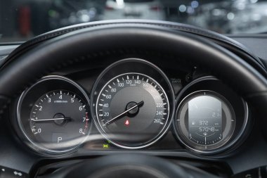 Novosibirsk, Rusya - 11 Ocak 2022: Mazda 6, modern otomobil kontrol paneli hız gösterimi 