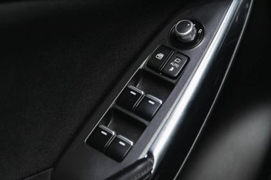 Novosibirsk, Rusya - 11 Ocak 2022: Mazda 6, Pencere kontrol paneli, kapı kilidi düğmesi ve ayna kontrolü