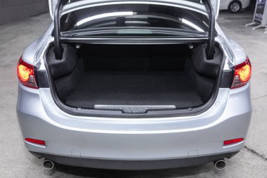 Novosibirsk, Rusya - 11 Ocak 2022: Mazda 6, Sedan bir arabanın bagajı açıldı