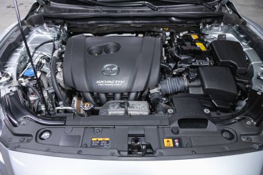 Novosibirsk, Rusya - 11 Ocak 2022: Mazda 6, araba motoru yakın çekim. İçten yanmalı motor, araba parçaları, ayreylin