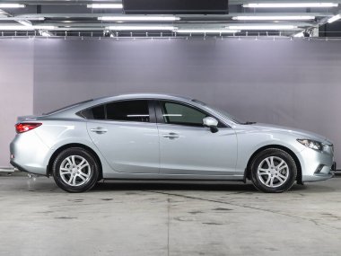 Novosibirsk, Rusya - 11 Ocak 2022: gümüş Mazda 6, yan görüş. Japonya 'da Novosibirsk' te bir otoparkta yapılmış bir araba.