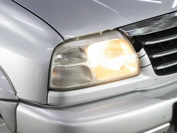 2022年1月11日 Suzuki Glowing Headlight Modern Car Close — 图库照片