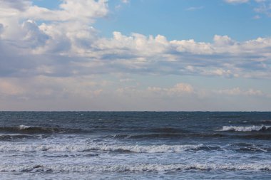 Sabah mavi gökyüzü şeffaf beyaz bulutlar ve huzursuz derin deniz. Sakinim, sakinim, rahatım.