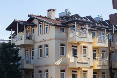 Türkiye 'de siyah çatılı ve ağaçlı eski antik evin manzarası. Tarafı Türkiye 'de daha popüler bir turizm beldesi.