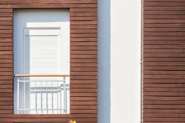 Taştan ve ahşaptan yapılmış modern ev, Fransız balkonu.