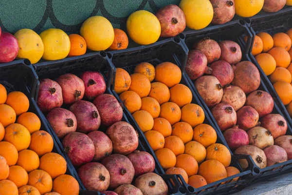 바구니에는 석류와 오렌지가 — 스톡 사진