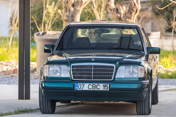 Strana Turecko Ledna 2022 Zelená Mercedes Benz Třída Zaparkovaná Ulici — Stock fotografie