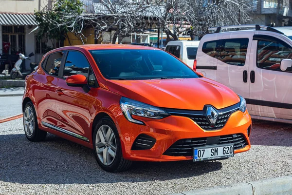 Side Turkey January 2022 Orange Renault Clio Está Aparcado Calle —  Fotos de Stock