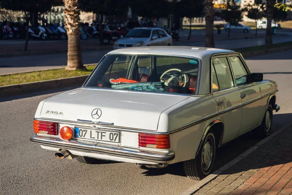 Side Türkei Januar 2022 Weißer Oldtimer Mercedes Benz W114 Steht — Stockfoto