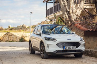 Yana, Türkiye - 22 Ocak 2022: Beyaz Ford Kuga, sıcak bir günde caddeye park etti.
