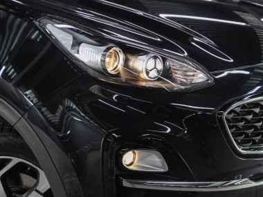 Novosibirsk, Rusya - 09 Aralık 2021: Kia Sportage, yeni arabanın ayrıntılı ışığı. Dış detay 