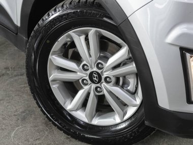 Novosibirsk, Rusya - 11 Ocak 2022: Hyundai Creta, tampon, alaşım tekerleği, araba temizleme