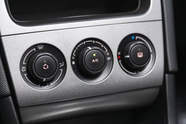 Novosibirsk, Rusya - 11 Ocak 2022: Peugeot 308, Klima panelindeki arabanın klimasını açmak için düğmeler.