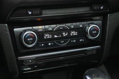 Novosibirsk, Rusya - 01 Aralık 2021: Mazda 6, hava kontrol panelindeki arabanın klimasını açmak için düğmeler.