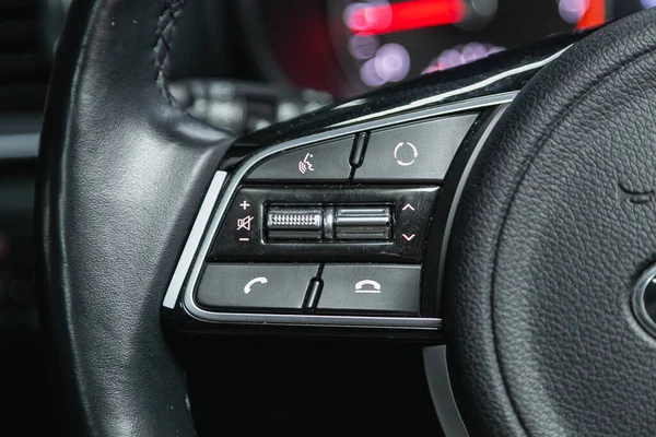 2021年12月9日 Kia Sportage Kia Sportage 一辆装有语音控制按钮的现代汽车的内饰 — 图库照片