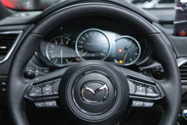 Novoszibirszk Oroszország 2022 Január Mazda Kormánykerék Logóval Sebességmérővel Tachometével — Stock Fotó