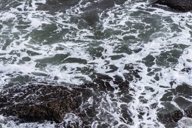 Mavi ve güzel dalgalar. Deniz dalgasının beyaz tepesi. Seçici odak. 