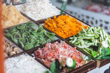 Güzel taze kurutulmuş meyve kivisi, papaya, mango, hindistan cevizi. Markette çeşitli kurutulmuş meyveler.