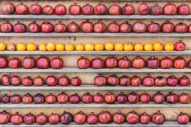 Yakın plan taze nar ve portakallı bir yalan.