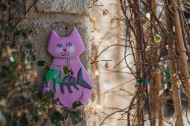 Hediyelik eşya, balık kemikli kil kedi dükkanda satılıyor.