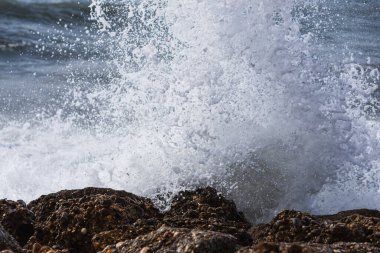 Mavi ve güzel dalgalar. Deniz dalgasının beyaz tepesi. Seçici odak. 