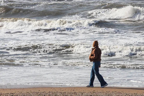 Kadın sahilde yürüyor ve huzursuz derin denize bakıyor. Sakinim, sakinim, rahatım.