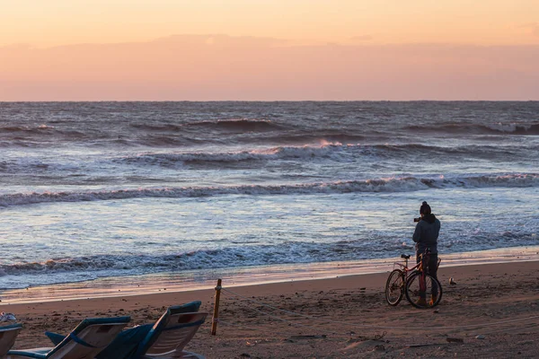 Radler Fotografiert Und Genießt Den Sonnenuntergang Über Dem Meer Mit — Stockfoto