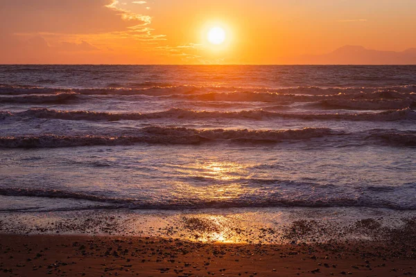 晴れた日にはビーチでの美しい夕日の空とカラフルな光沢のある海の風景 — ストック写真